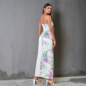 Robe longue satinée blanche à imprimé floral d'iris pour les vacances à la plage