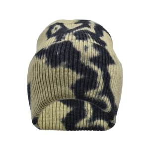 Detailansicht der Strickmütze mit olivgrünem und schwarzem Tie-Dye-Camouflage-Muster