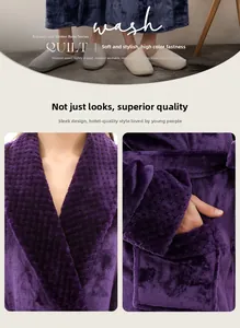 Détail d'un peignoir en flanelle violette avec col matelassé et grandes poches latérales