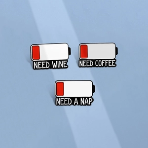 Lot de 3 broches émaillées avec designs de batterie Need Wine, Coffee et Nap