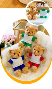 Tres lindos ositos de peluche con uniformes escolares de colores rojo, azul y verde
