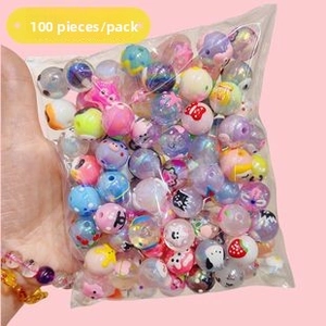 Détail de 100 perles en acrylique colorées avec motifs de dessins animés pour bijoux