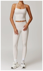 Détail de la brassière de sport blanc crème et du legging de yoga à taille haute