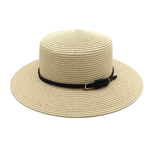 Chapeau de paille à haut plat avec ceinture noire et large bord pour vacances d'été