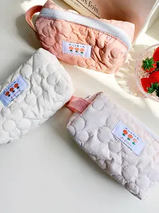 Pochette trapuntate per trucco in rosa, crema e lilla con motivi a tulipano e manici