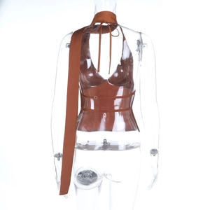 Détail d'un top licou marron foncé avec liens croisés à la taille et dos nu ouvert