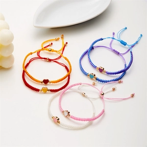 Braccialetti intrecciati a mano con ciondoli a cuore colorati e perline dorate