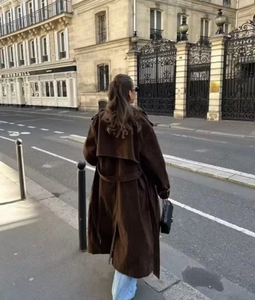 Vue arrière du trench-coat long en daim marron foncé avec ceinture et coupe oversize