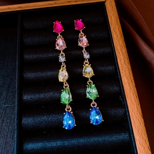 Vue macro de boucles d'oreilles pendantes colorées avec cristaux arc-en-ciel