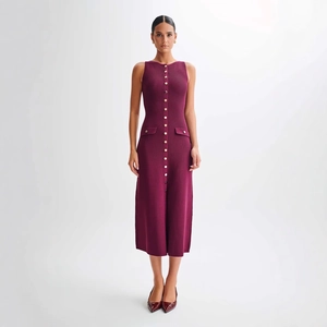 Vue détaillée de la robe midi en maille bordeaux sans manches avec boutons et poches
