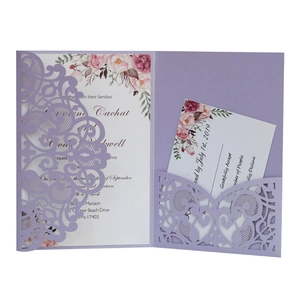 Elegante violette lasergeschnittene Hochzeitseinladungen mit Blumenmuster auf Weiß