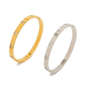 Lussuosi bracciali in acciaio inossidabile oro e argento con zirconi su fondo bianco