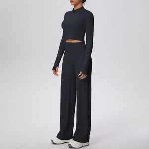 Détails de l'ensemble de sport noir avec pantalon large taille haute et veste zippée à passe-pouces