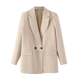 Primer plano de la solapa de un blazer beige claro con cierre de dos botones y tela fina