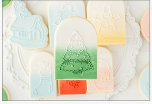 Detailaufnahme bunter Weihnachtsplätzchen in Form von Schneemännern, Bäumen und Santa