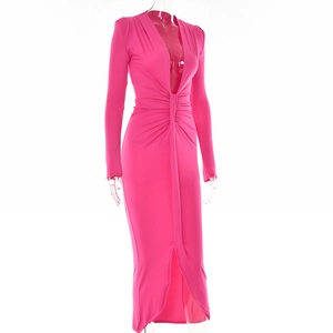 Détail de la robe maxi rose à manches longues avec décolleté en V et taille nouée