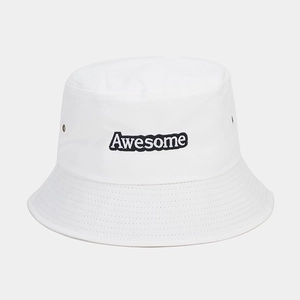 Vue détaillée du chapeau bob blanc avec broderie Awesome épaisse et œillets d'aération
