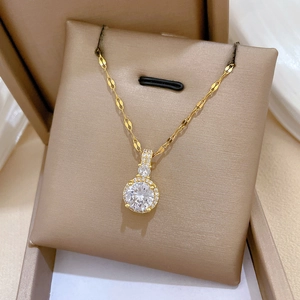 Détail d'un collier avec pendentif en zircon plaqué or dans son écrin à bijoux