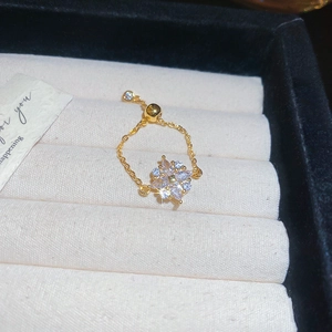 Detail eines verstellbaren 18K Gold-Blumenrings mit Zirkon-Steinen in einer Schmuckschatulle
