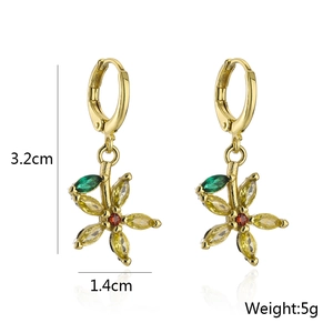 Detail view of 18K gold flower earrings with dimensions 3.2cm and 5g weight