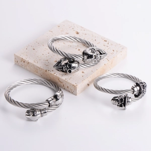 Adjustable stainless steel cable bracelet with silver skull and leopard head charms