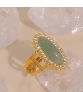 Dettaglio anello in oro 18K con gemma verde e rivestimento PVD di alta qualità