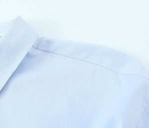 Detailaufnahme der Kragen- und Schulternähte bei einem hellblauen Oxford-Hemd