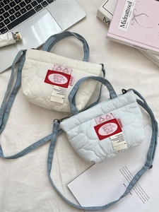 Mini sac matelassé crème et bleu avec bandoulière en denim et détails brodés