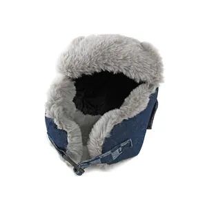 Chapeau trappeur en denim à damier bleu avec fourrure synthétique grise et cache-oreilles