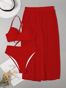 Ensemble bikini 3 pièces rouge avec culotte haute et paréo long assorti sur fond plat