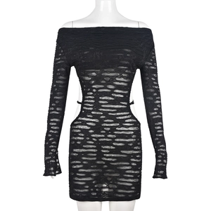 Abito aderente nero a spalle scoperte con texture traforata a strappo e lacci laterali