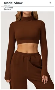 Detailsicht des karamellbraunen Langarm-Yogashirts mit Rückenausschnitt und Sporthose