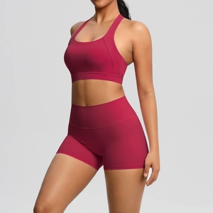 Detail der High-Waist Yoga-Shorts und Racerback-Sport-BH in tiefmagentaem Stoff