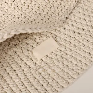 Détail du tissu crocheté main 100% coton et étiquette de matière sur le chapeau d'été
