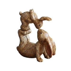 Sculture moderne di famiglia di conigli in resina con venature del legno per decorazioni