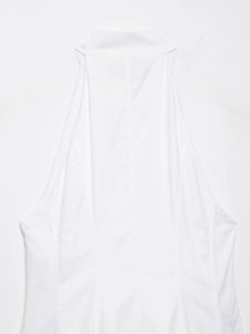 Détail de l'encolure dos nu et de la coupe arrière d'une robe midi blanche