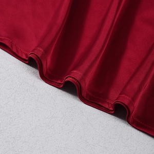 Détail de la couture d'ourlet de qualité sur ce haut licou en satin rouge foncé