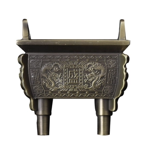 Detalle del incensario de bronce antiguo con relieve de dragón y grabado SVE