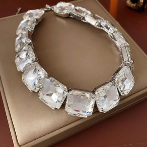 Dettaglio ravvicinato della collana di lusso con cristalli quadrati e montatura in argento