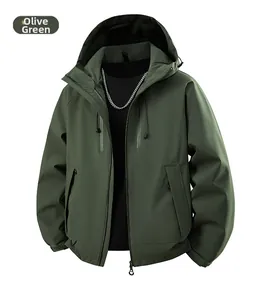 Détail de la veste softshell vert olive montrant le tissu coupe-vent et les poches