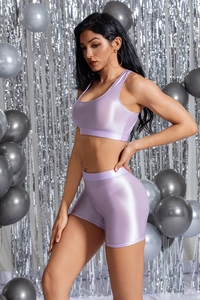 Dettaglio del set yoga lavanda lucido con pantaloncini a vita alta e reggiseno sportivo