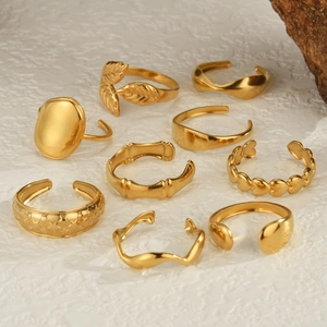 Set mit 9 14K vergoldeten verstellbaren Ringen mit Blatt-, Stern- und Geometriedesigns