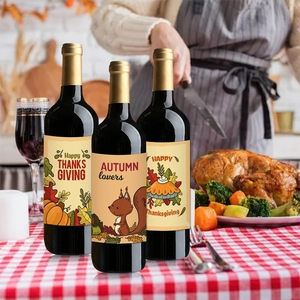 Etichette per bottiglie di vino del Ringraziamento con zucche e foglie autunnali