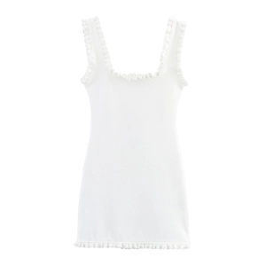 Dettaglio ravvicinato di abito bianco in maglia con bordi arricciati e decorazioni di perle