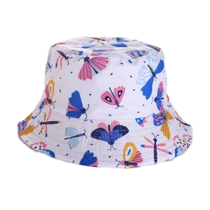 Dettaglio di cappello pescatore bianco in cotone con stampe colorate di farfalle