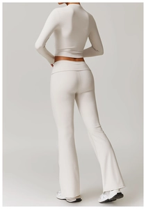 Vue détaillée du dos de l'ensemble de yoga crème avec haut manches longues et legging