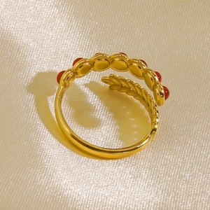 Anello aperto dorato in acciaio inox con motivo a spiga e pietra rossa stile vintage