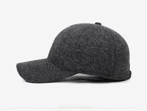 Vue latérale de casquette de baseball en laine gris foncé avec texture sergée et visière courbée