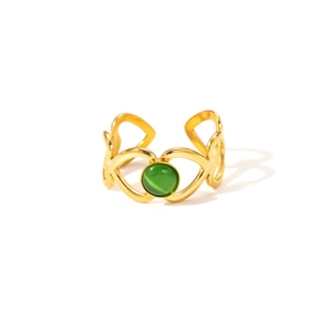 Détail d'une bague plaquée or 18k avec pierre verte et motif coeur ajouré élégant
