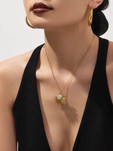 Collier tournesol exquis avec centre en zircon porté par un mannequin en gros plan élégant